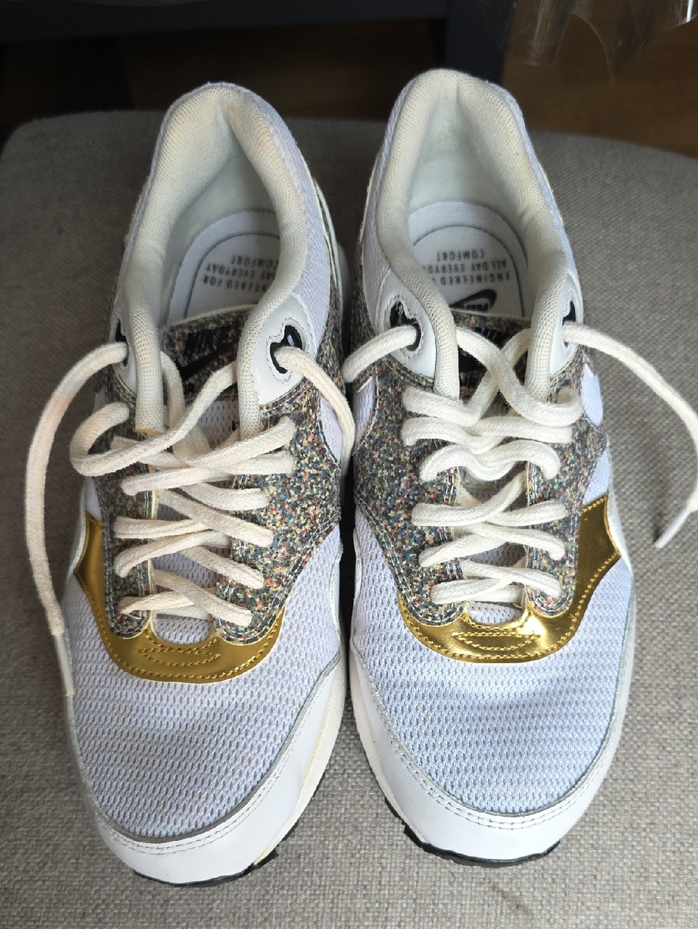Nike Air Max 1 White Sneakers with Gold Accents and Multicolor Speckle